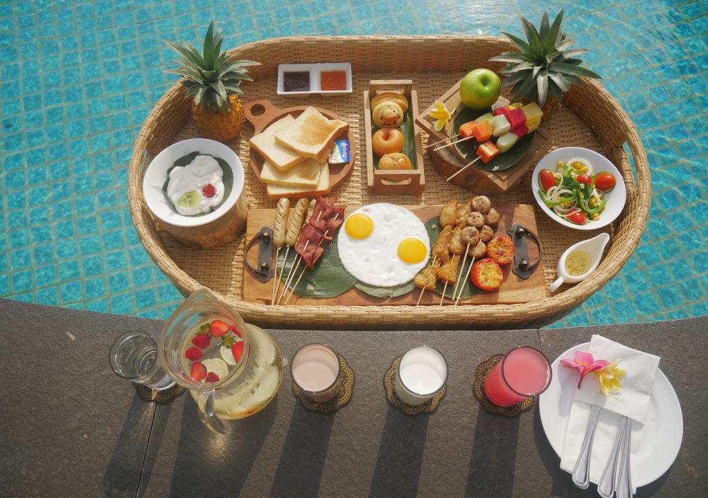 Sensasi Sarapan Berbeda dengan Floating Breakfast Java Heritage Hotel
